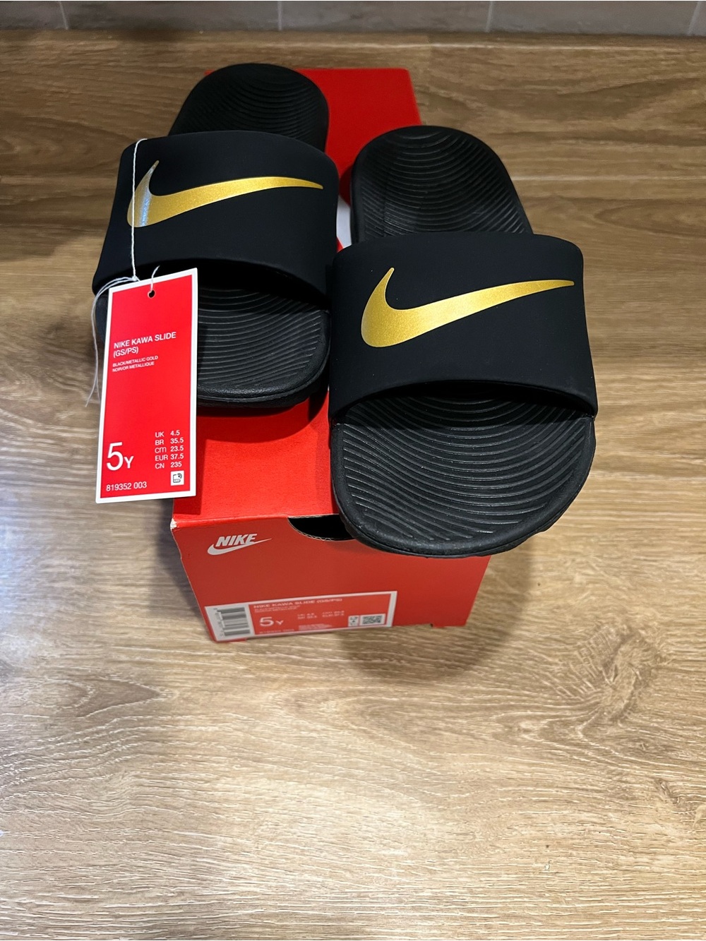 NWT Kids Nike Black & Gold Slides: Size 5Y